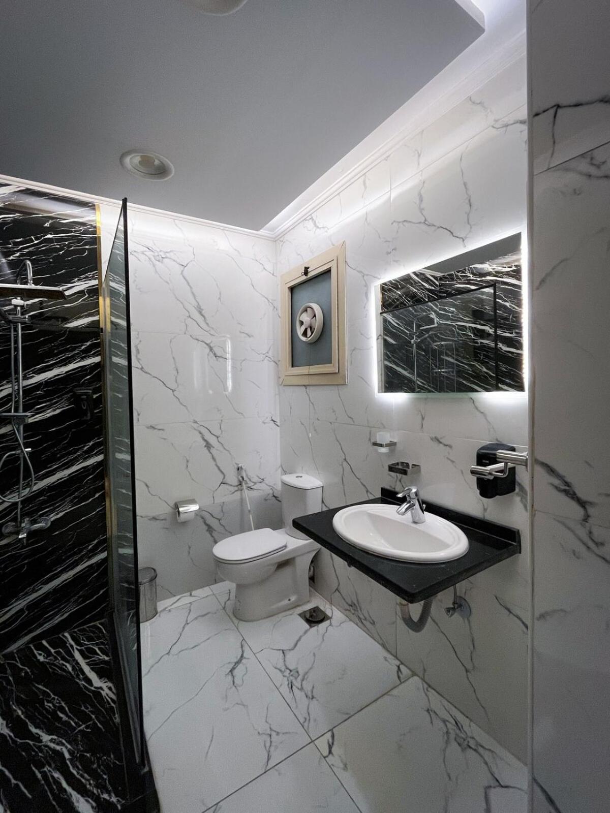 Large Stylish In Sheraton Near Airport Apartment *