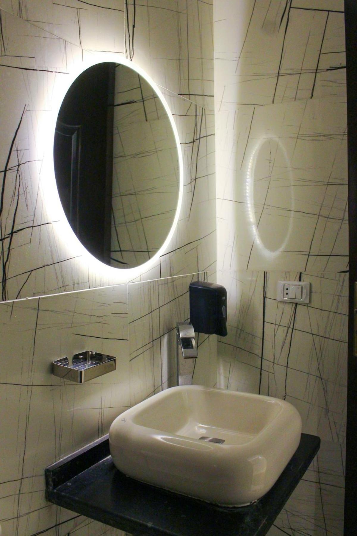 Large Stylish In Sheraton Near Airport